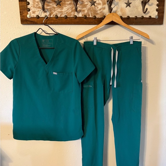 Figs Hunter Green Scrubs - Picture 4 of 11